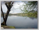 Lago di Posta Fibreno ai piedi delle montagne del Parco Nazionale d'Abruzzo, Lazio e Molise