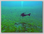 Lago di Posta Fibreno ai piedi delle montagne del Parco Nazionale d'Abruzzo, Lazio e Molise